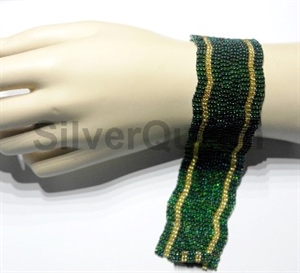Elegant grøn og gyldent armbånd 