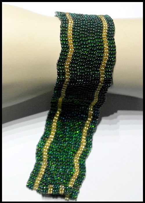 Elegant grøn og gyldent armbånd 